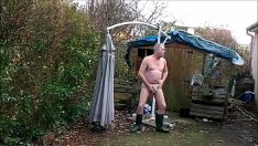Afspelen Tijd van herkomst - rookman in camouflage en rubberen laarzen die desinvesteren