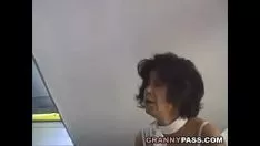 播放 光滑头发的奶奶经历了青年刑警