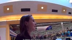 Jouer Belle mignonne tchécoslovaque est faite dans la promenade et frappée en pov