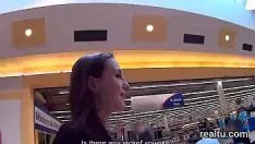 تشغيل يتم صنع كتي التشيكوسلوفاكية الجميلة في المنتزه و thumpd في بوف