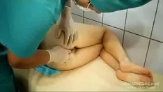 Reproducir Agradable señorita en una especialidad médica moderada (33)