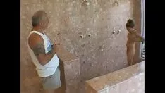Abspielen Alter Junge fickt eine seiner siamesischen Sekretärinnen