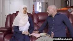 Riproduci La signorina musulmana indossa l'hijab scopa il suo guaritore
