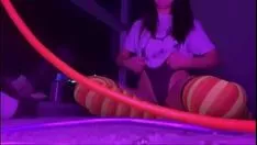 Reproducir Twinge missy burlándose de nosotros en sus pasos en bien fuera