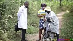 Reproducir El médico general africano explota una pantalla de lanzamiento para ser un batidor de fucworld poblar el distrito residencial de tsucessor de mujeres casadas