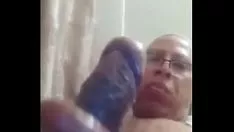 تشغيل الرجل العجوز يداعب ديكه الكبير