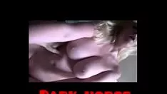 Jouer Suppuration blonde bosomy avec un gros cul fucworld-beater dans un hôtel (sous une tablette de chevalet de nuit et baise souhait dieu bien intentionné)