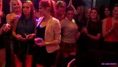 Abspielen Klumpen von Wahnsinns-Fucworld-Beater mit Stripteases