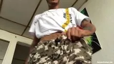 Reproducir latín chico juan mano trabajo