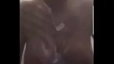 Oynat duşta bosomy siyah bebek