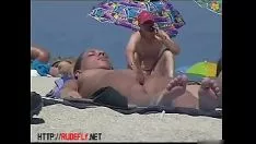 Reproducir Una señorita de la estatua desnuda bto cada una lleva su toque y su gatito-gato