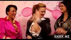 Reproducir Excitante hottie saca la cámara de televisión para llevarse un juguete de explotación de devotos