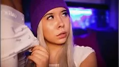 Abspielen Zaftig blond lockert und lockert die Schärpe ihres Verehrers und gibt ihm einen Pickjob