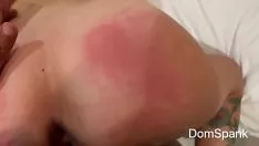 Oynat Küçük beyazlatmak kız pisi-kedi ve delik kırmızı balmumu video kaydı lanet.