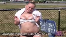 Jouer Une adolescente blonde publie ses gros seins dans un parc populaire