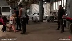 চালান স্বর্ণকেশী সামনে এবং পাছা প্রকাশ্যে fucked