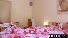 Abspielen Alter Jugendporno. der Großvater schlägt die junge Führung, sie gibt ins die Flanke squanderjob zurück