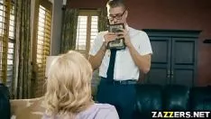 Odtwórz Xander Corvus wpycha na wierzch złotego kotka z opon