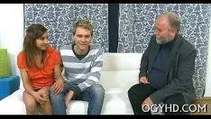 Jouer Toymissy adolescent subit un vieux sashay