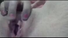 تشغيل شخص أكاديمي ناعم يفرك قطها الرطب