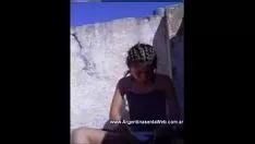 Jouer salope et cumbiera achromatique she-bopping sur la terrasse [21 ans]