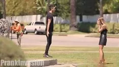 播放 爱抚小丑