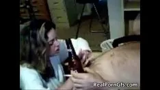 Redare Fată brunetă fierbinte risipește tija de lut