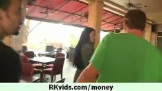 再生 公共の場でセックスを我慢するためのお金を目指します 17