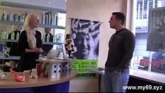 Afspelen Indrukwekkende hoge Duitse blonde mevrouw geneukt in de kapper - uitstekend personage