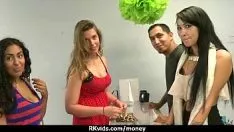 चलाएँ यदि 27 चुनें तो पैसे के लिए सेक्स ही एकमात्र विकल्प है