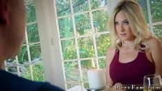 Reproducir La chica de Playmate sale al cine con papá romanticista crime syndicate