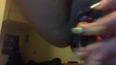 Riproduci La troia in webcam schiocca le tette e mette le penne nel gattino separato 2