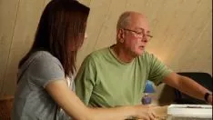 Abspielen Einen alten Jungen mit einer Verblüffung bedienen