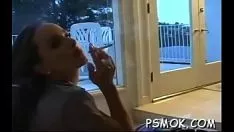 Abspielen Die winzige Schönheit saugt einen großen Knauf, den eine professionelle Person wünscht