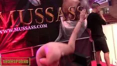 Jouer Espagnols pornoastérisque gros seins annulés et lunettes onanisme