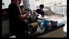 Reproducir Lucas de minahs alimentando carne picada
