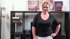 Oynat bosomy anne tantalises oğlu