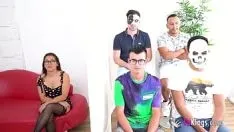 Reproduzir Um dia no pornô: Beth Choy quer se sentir uma estrela pornô por um dia!