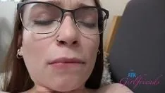 Reproduzir A doce e inocente jessica marie é comida, chupa pau e fode doggystyle
