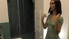Oynat Sıcak sıkı kedi üniversiteli kız bir bebek bakıcısıdır ve yazlık elbisesinin içinde külot olmadan dolaşmayı sever