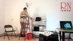 Jouer La femme de ménage sans culotte du bureau fait le ménage. laver l'applique murale. c1