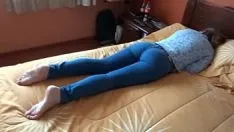 Reproducir No puedes follarme pero ven y vente en mis tetas me pide la madrastra de mi amigo mientras se masturba viendo porno