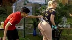 Play Bbw milf caught me watching her huge ass