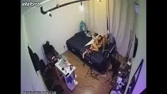 播放 隐藏摄像头记录小贪吃的荡妇给饥渴室友口交