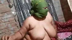 Redare Vecina excitată a intrat în casa mea și m-a tras în timp ce făceam treburile acasă