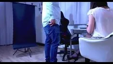 Oynat Bir iş kazası ofiste seks sahnesine dönüşür. hızlı sikiş patron ve sekreter, o iki kez onun kedisine boşaldı