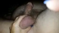 Jouer 40. wifeyxxx joue avec la bite, les couilles et le cul