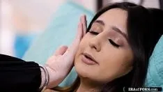 चलाएँ लैटिना बेब अपनी प्रेमिका को चोदने के लिए बीमार को बुलाती है