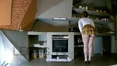 Jouer Gros seins gros cul tout naturel la milf brune la plus chaude montre le cul et la chatte pendant un strip-tease sans culotte