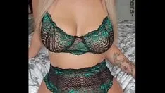 播放 巨乳大屁股老师猩红冬天试穿大量内衣